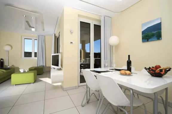 GG 1 bed apt (C101) - Image 1