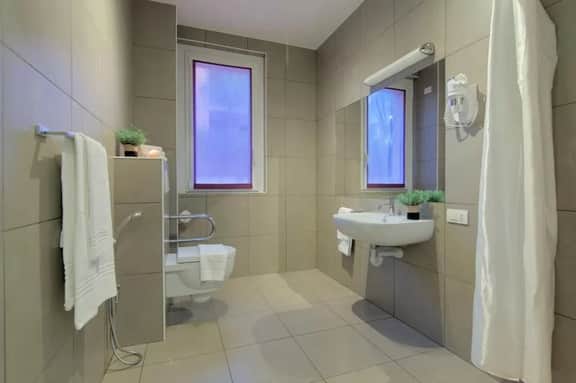 GG E004 (2 bed) - Image 5